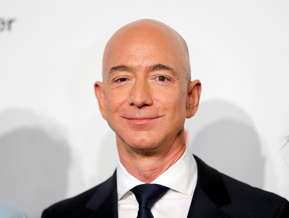 Jeff Bezos, Amazon, podcast arabe
